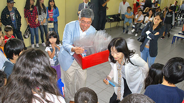 Mitsui Brasil President Fujii and his wife attend Kaeru Project Christmas party - 2011