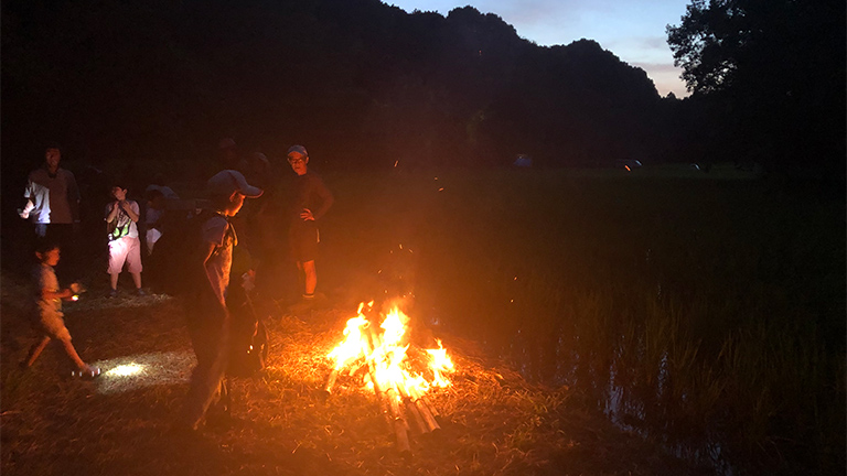 <Firefly viewing> Everyone gathers around the campfire and waits for the fireflies to appear.