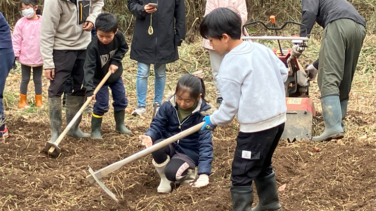 <Nature Study Programs> In addition to a series of programs from rice planting to brewing, we also conduct nature study programs to promote the restoration of the satoyama environment.