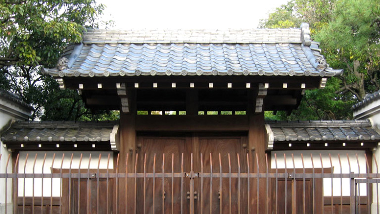 昔の姿をとどめる三井家の門が残る三井家発祥の地