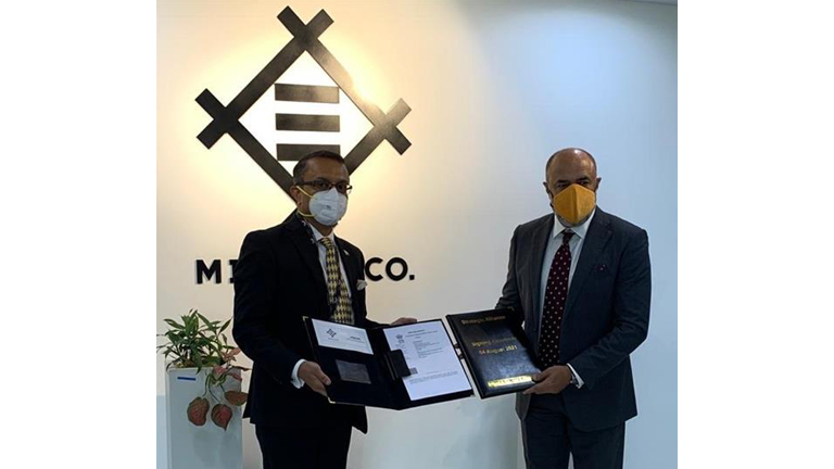 署名式後(左:PRESPL/Colonel Rohit Dev COO、右:インド三井物産/Ashraf Syed Faisal Managing Director)